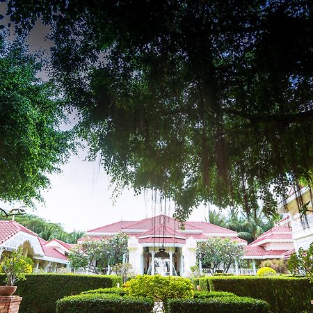 Wora Bura Hua Hin Resort & Spa Exteriér fotografie The main building of the university