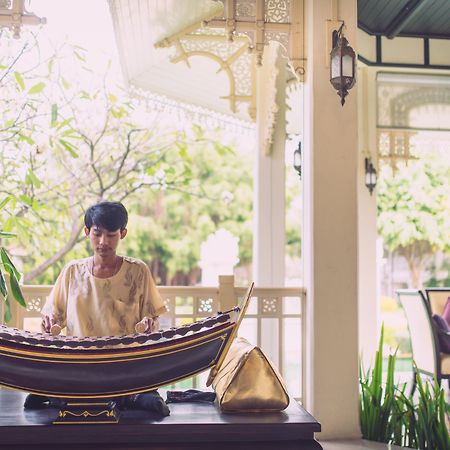 Wora Bura Hua Hin Resort & Spa Exteriér fotografie Thai musician playing the Ranat Ek