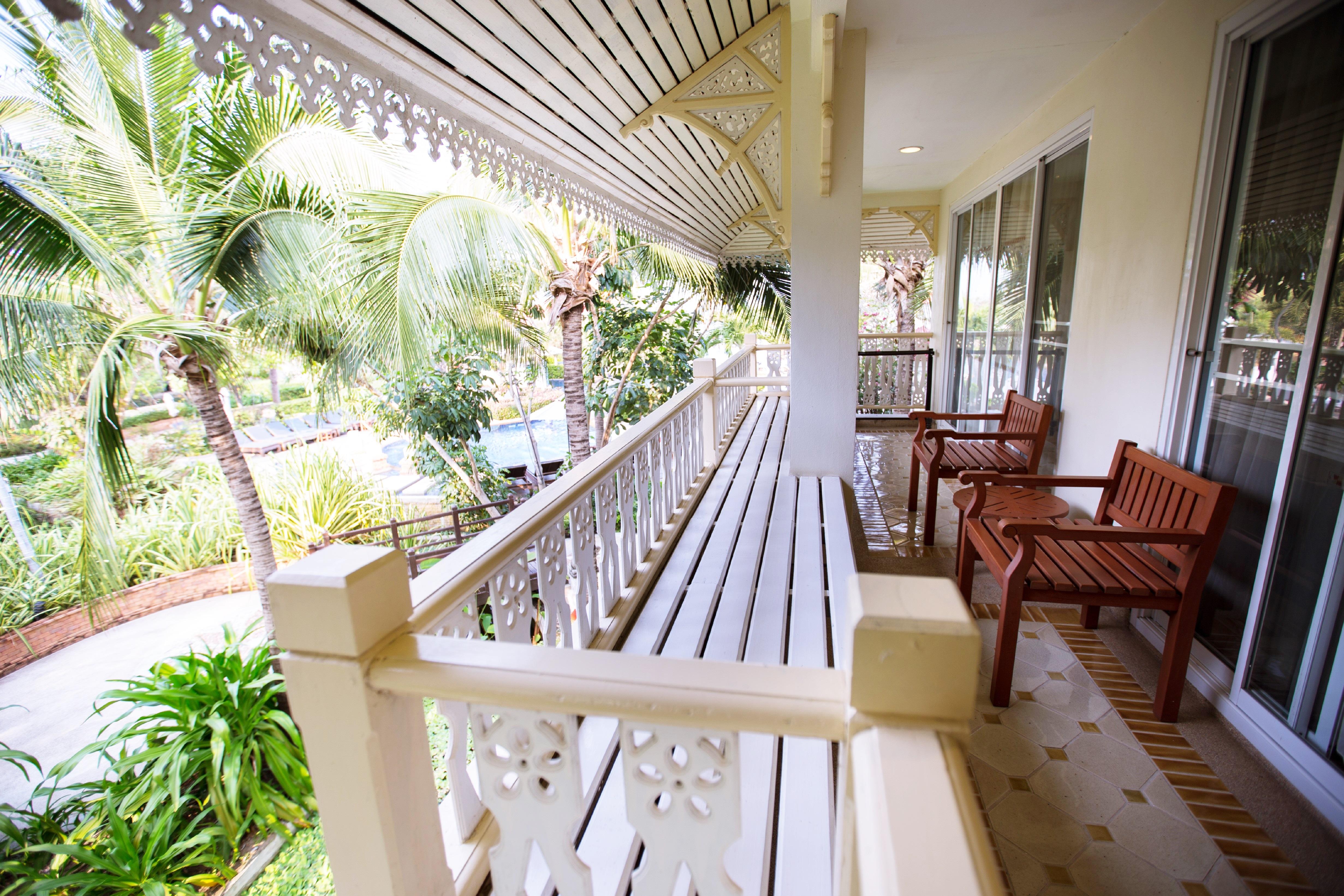 Wora Bura Hua Hin Resort & Spa Exteriér fotografie A balcony