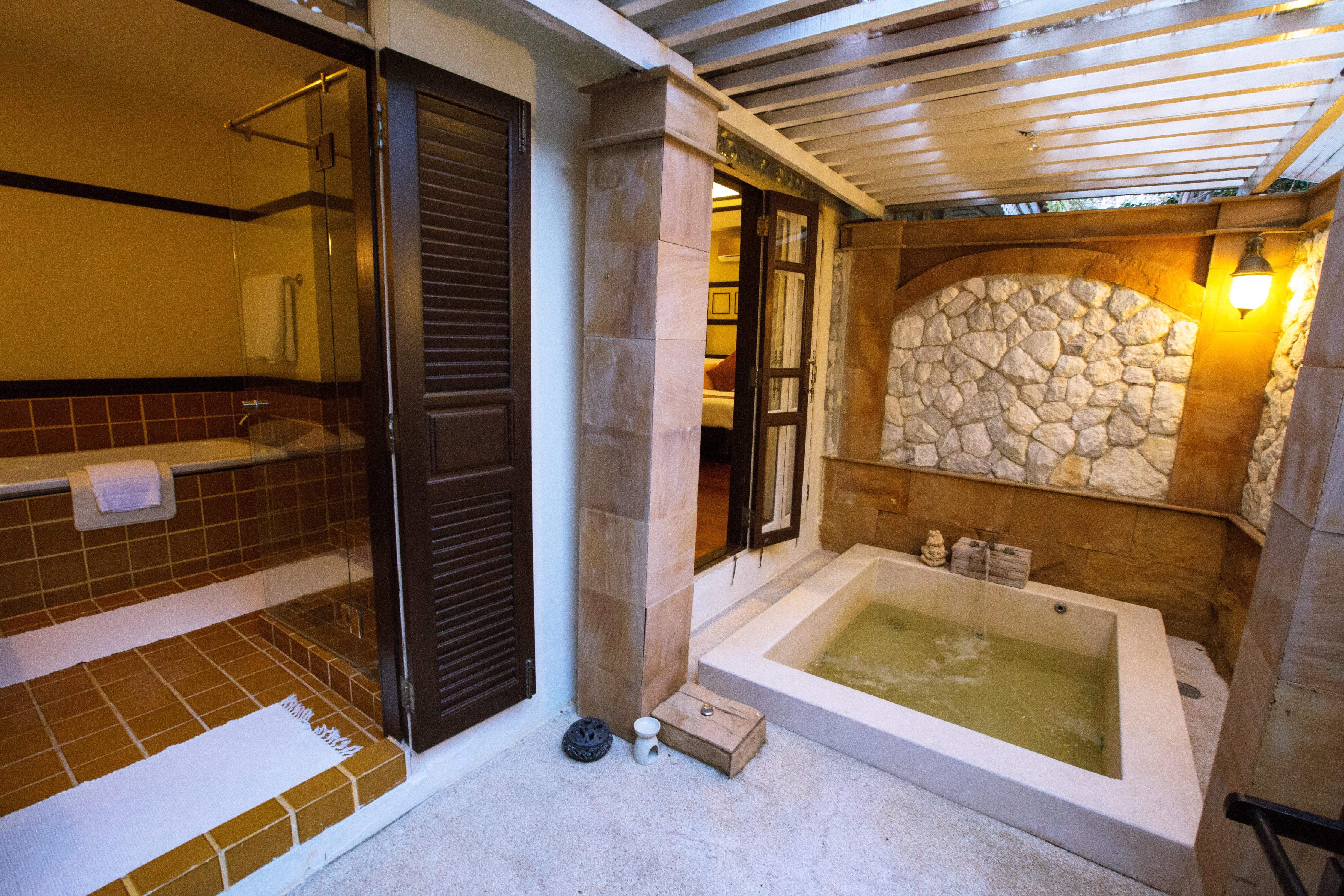 Wora Bura Hua Hin Resort & Spa Exteriér fotografie A modern Japanese bathroom with a traditional soaking tub
