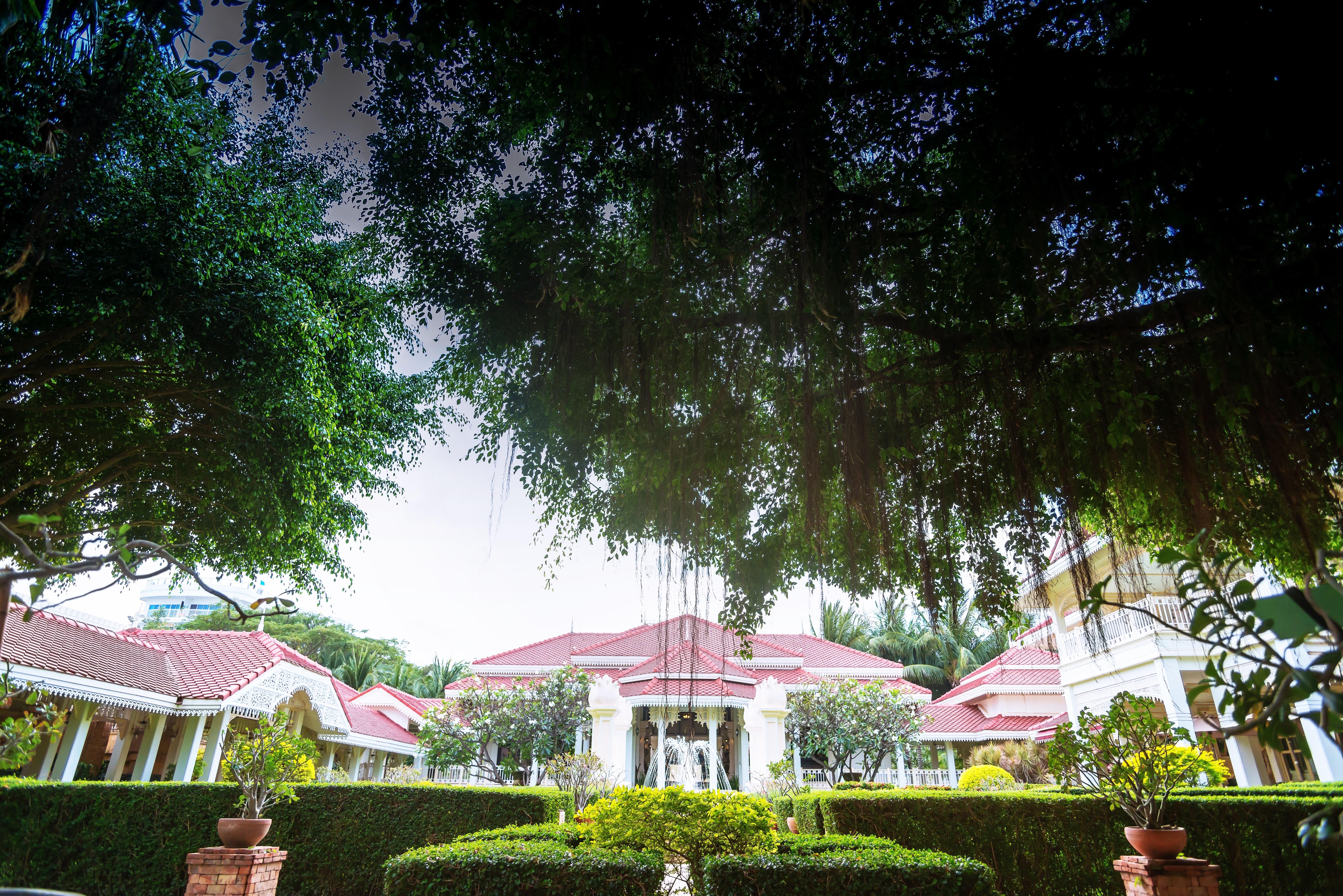 Wora Bura Hua Hin Resort & Spa Exteriér fotografie The main building of the university