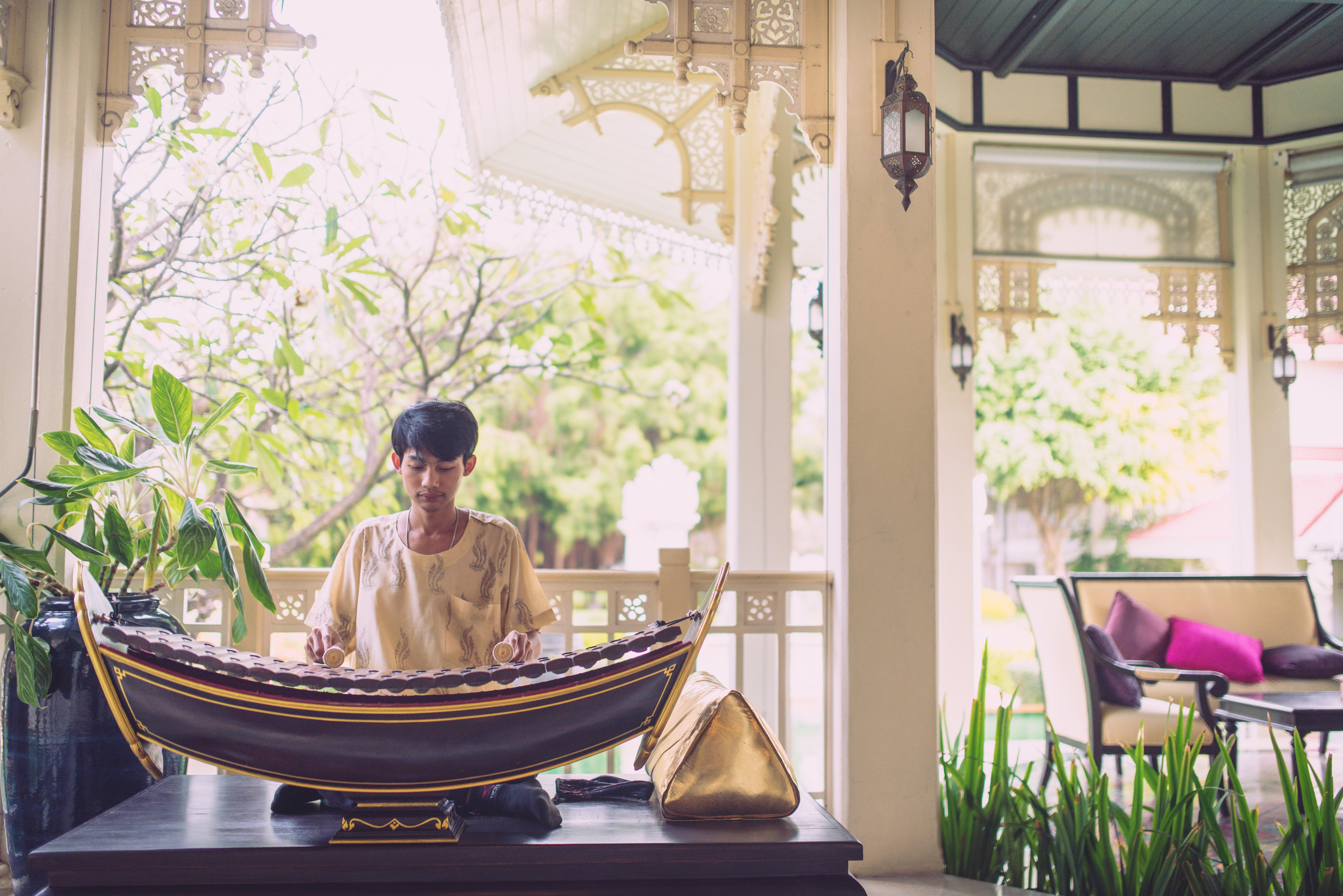 Wora Bura Hua Hin Resort & Spa Exteriér fotografie Thai musician playing the Ranat Ek