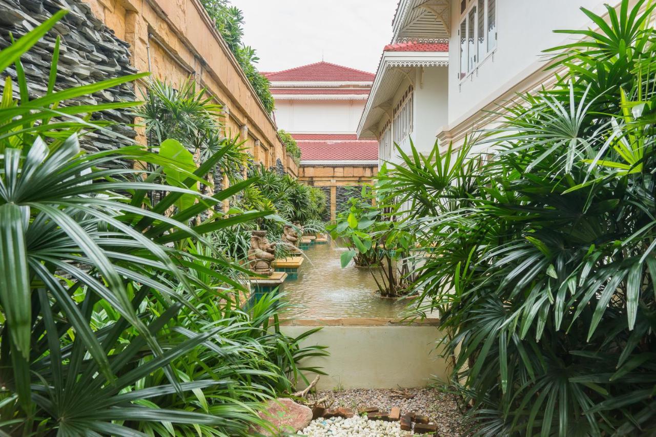 Wora Bura Hua Hin Resort & Spa Exteriér fotografie The garden of the hotel