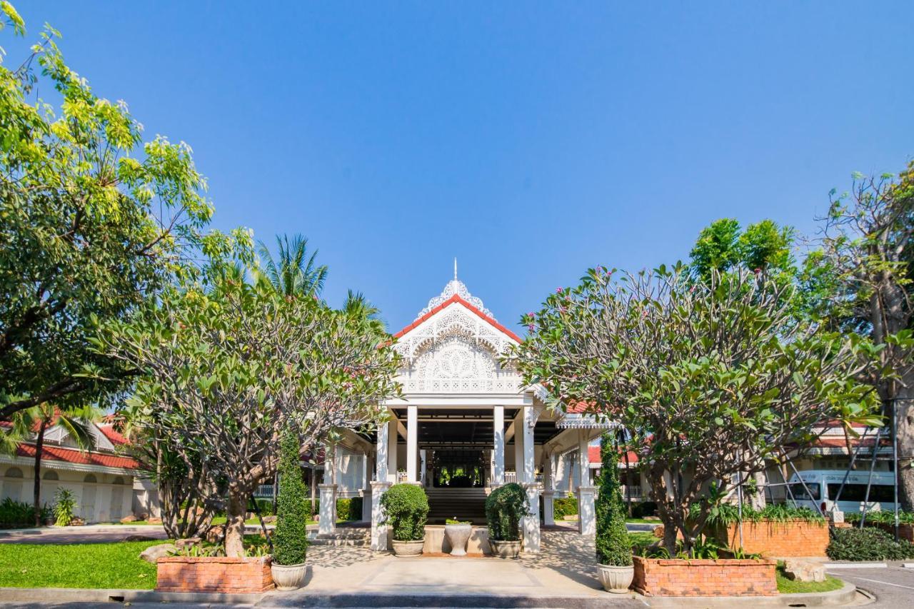 Wora Bura Hua Hin Resort & Spa Exteriér fotografie The main entrance of the university