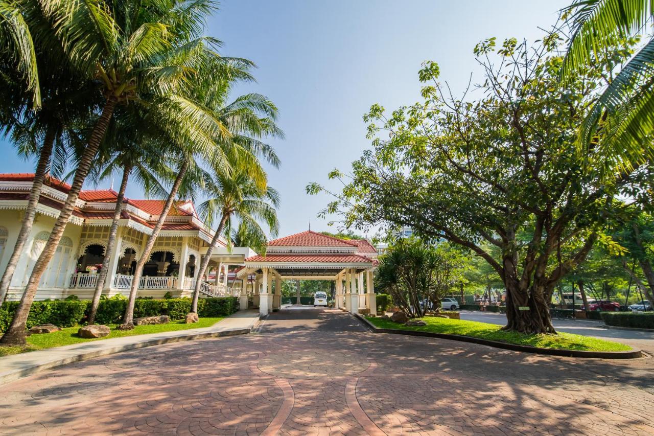 Wora Bura Hua Hin Resort & Spa Exteriér fotografie The entrance of the Royal Thai Police Museum